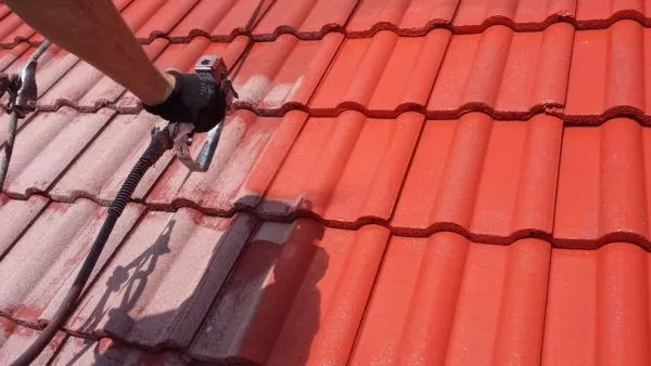 Czyszczenie i odnowienie dachu krytego dachówką betonową